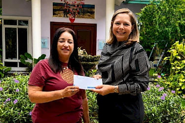 Panacredit entrega donación a FANLYC como parte de su programa de responsabilidad social 12 Meses 12 Causas