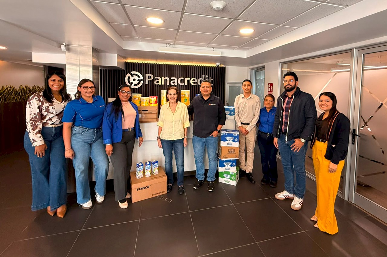 Colaboradores de Panacredit realizan colecta de leche para el Hogar San José